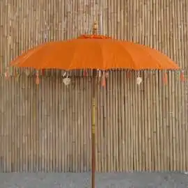 Artikelbild 2 des Artikels “Bali-Schirm, Flamme mit Metallmünzen und goldenen Herzen, die am Rand hängen, ø 230 cm und 250cm Höhe Farbe: Flamme - Orange“